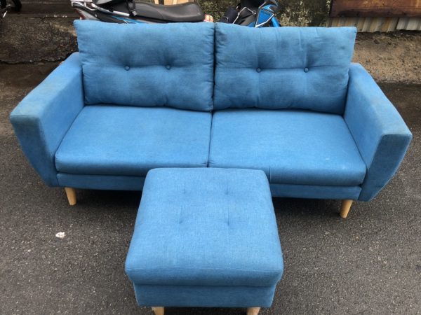 Ghế sofa nệm bọc vải màu xanh, chân gỗ cũ giá rẻ 1
