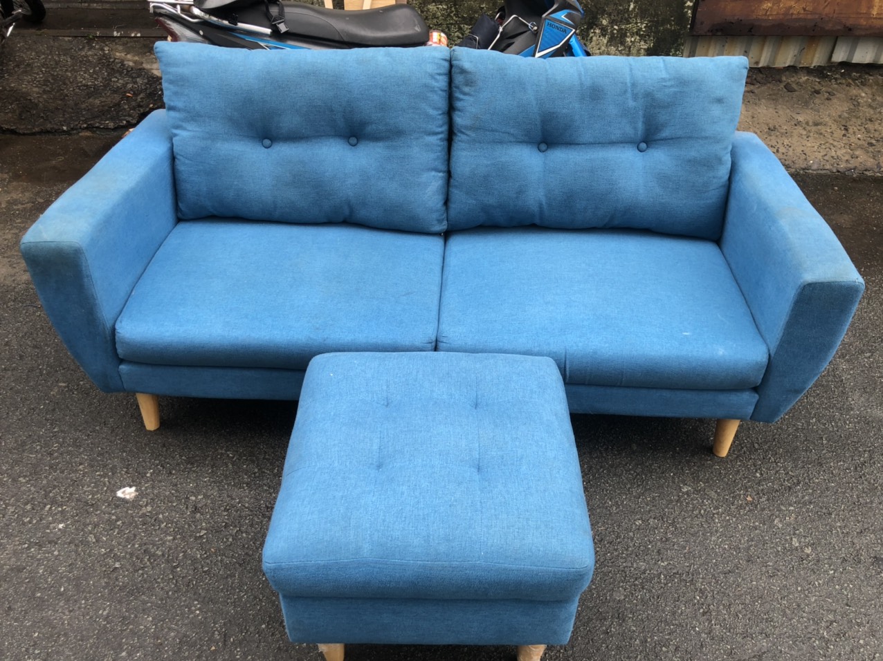 Ghế sofa nệm bọc vải màu xanh, chân gỗ cũ giá rẻ 2