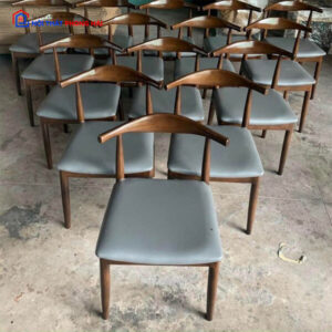 ghe-go-cafe-cao-cap-sung-trau-mau-nau