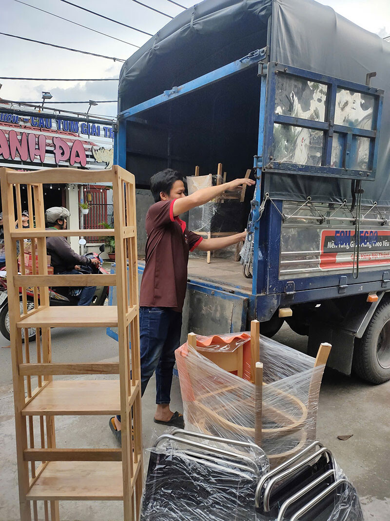 Giao bàn ghế cafe cho khách tại TPHCM