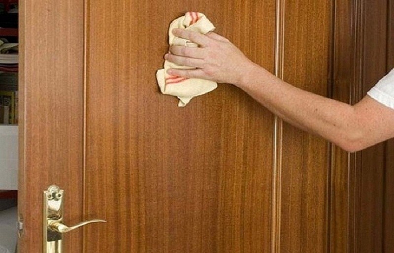 Tủ Quần Áo Gỗ Công Nghiệp Có Tốt Không? Có Nên Mua Hay Không? ve-sinh-tu-ao Tủ Quần Áo Gỗ Công Nghiệp Có Tốt Không? Có Nên Mua Hay Không?