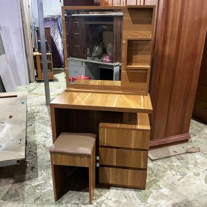 Thanh Lý Bàn Trang Điểm Gỗ CN Kèm Đôn Mới 99%