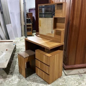 Thanh Lý Bàn Trang Điểm Gỗ CN Kèm Đôn Mới 99%