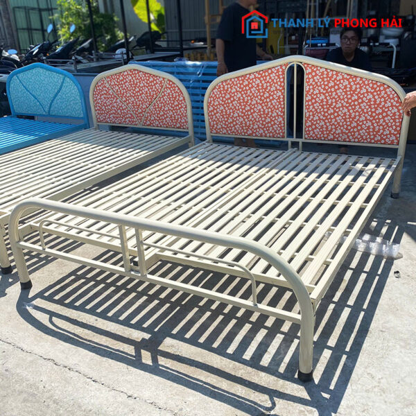 Thanh Lý Giường Sắt 1m6 Tựa Mẫu Hoa Văn Mới 99%
