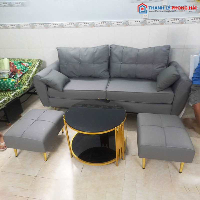 Bộ Sofa Da Màu Xám Kèm 2 Đôn Vuông Và Bàn Trà Mới 99% bo-sofa-da-mau-xam-kem-2-don-vuong-1 Bộ Sofa Da Màu Xám Kèm 2 Đôn Vuông Và Bàn Trà Mới 99%
