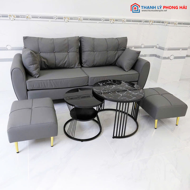 Bộ Sofa Da Màu Xám Kèm 2 Đôn Vuông Và Bàn Trà Mới 99% bo-sofa-da-mau-xam-kem-2-don-vuong-2 Bộ Sofa Da Màu Xám Kèm 2 Đôn Vuông Và Bàn Trà Mới 99%