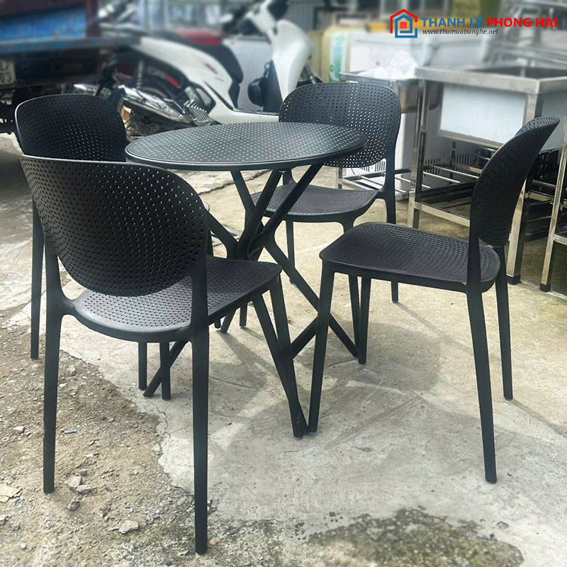 Thanh Lý Bộ Bàn Ghế Cafe Nhựa Đúc Màu Đen Mới 99%   bo-ban-ghe-cafe-nhua-duc-mau-den-1 Thanh Lý Bộ Bàn Ghế Cafe Nhựa Đúc Màu Đen Mới 99%