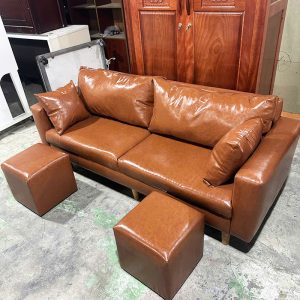 Sofa Màu Trắng Kèm Gối Và 2 Đôn Vuông Mới 99%