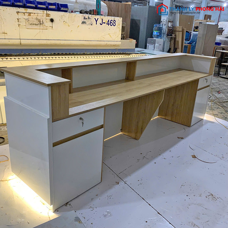 Quầy Tiếp Tân Chữ L Có Đèn LED Trang Trí Mới 99% quay-le-tan-1 Quầy Tiếp Tân Chữ L Có Đèn LED Trang Trí Mới 99%
