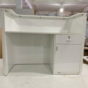Thanh Lý Quầy Lễ Tân Trắng Giả Vân Đá Hiện Đại Mới 99% 2 Thanh Lý Quầy Lễ Tân Trắng Giả Vân Đá Hiện Đại Mới 99% 2