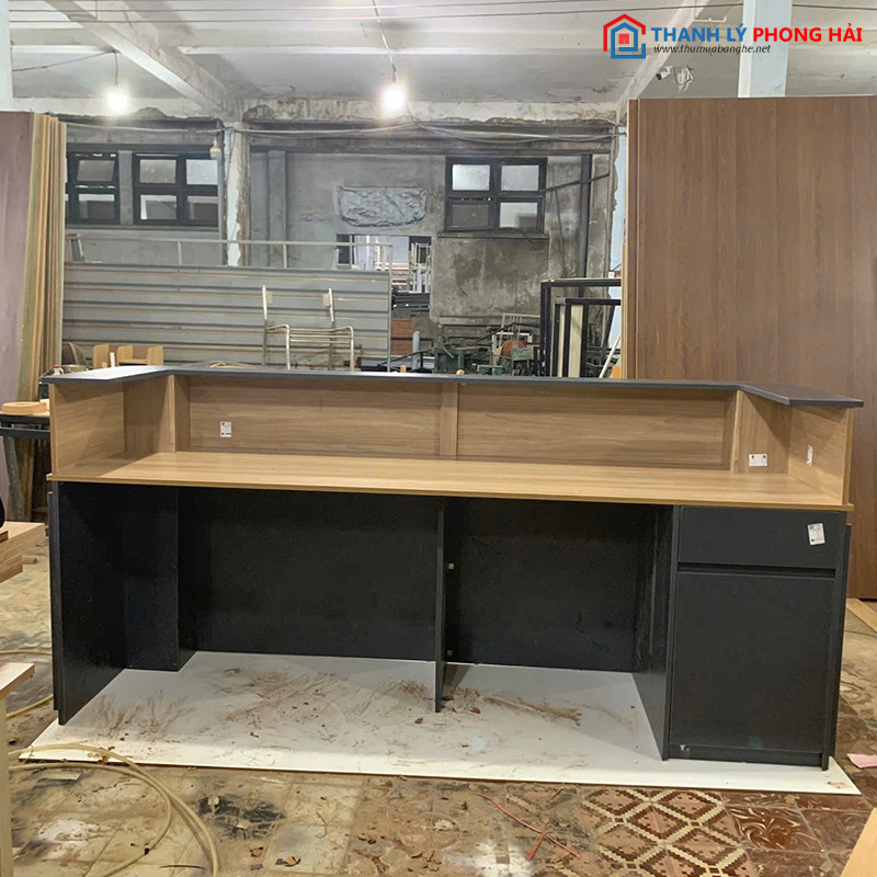 Thanh Lý Quầy Lễ Tân Mặt Lam Sóng Đen Mới 99% quay-le-tan-go-1 Thanh Lý Quầy Lễ Tân Mặt Lam Sóng Đen Mới 99%