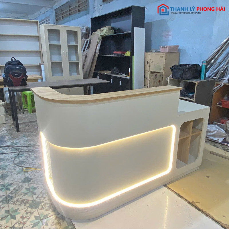 Thanh Lý Quầy Lễ Tân Hiện Đại Có Kệ Bên Hông quy-le-tan-1 Thanh Lý Quầy Lễ Tân Hiện Đại Có Kệ Bên Hông